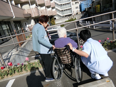 チューリップ　3人.jpgのサムネイル画像