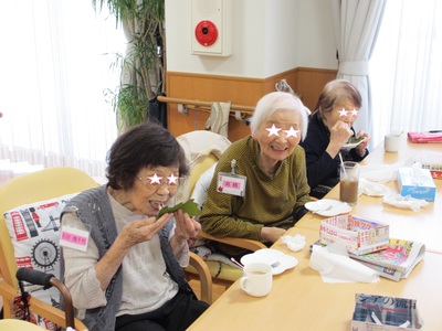 柏餅　みんなで食べてる.jpg