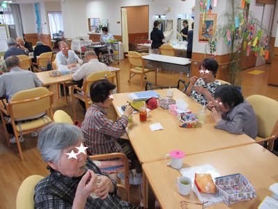 キラキラパフェ　食べてる.jpg