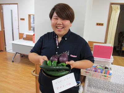 鵜木君と野菜.jpg